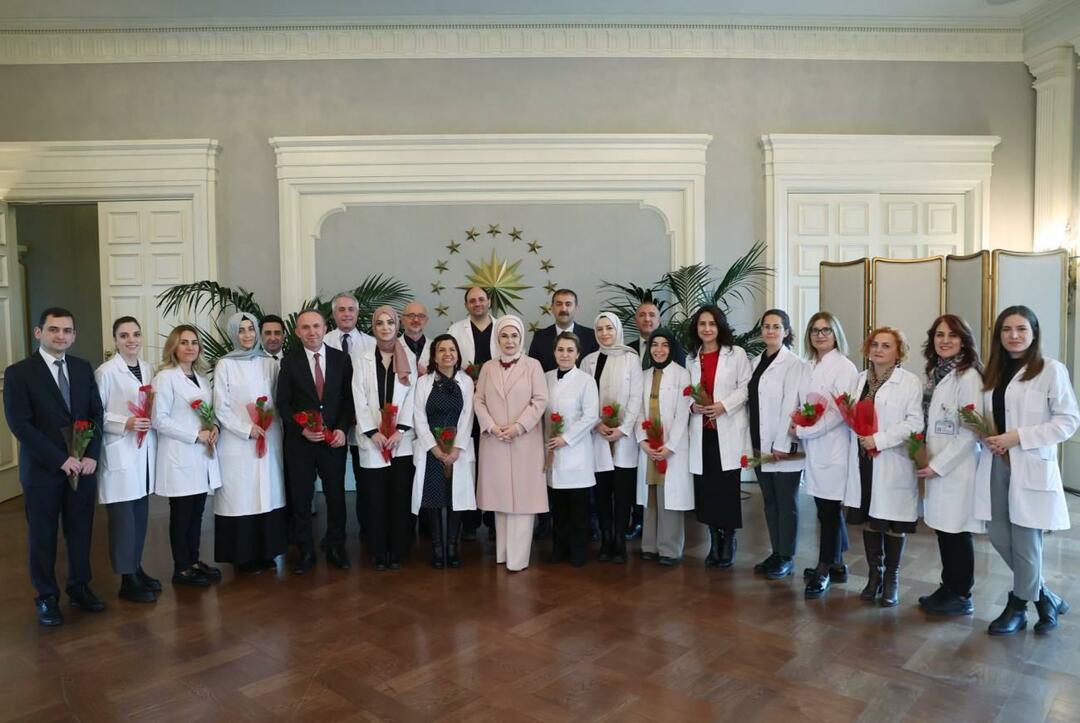 Emine Erdoğan se reunió con el equipo médico de la Presidencia