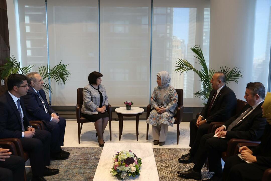 Emine Erdoğan se reunió con la presidenta del Parlamento de Azerbaiyán, la señora Gafarova, en Nueva York.