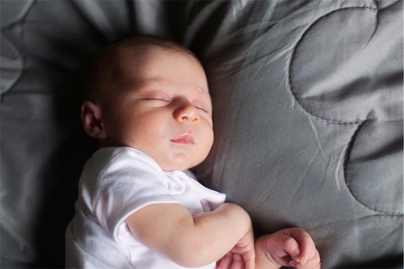¿Es dañino sacudir a los bebés de pie? Método de sueño agitado de pie