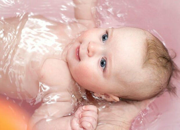 como bañar a un bebé solo
