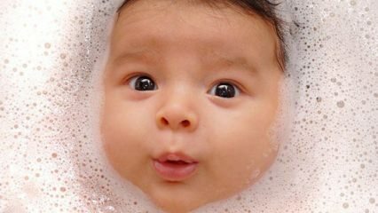 Si su bebé traga agua mientras se baña ...