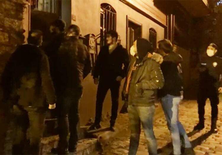 La policía allana la casa de Özge Özpice