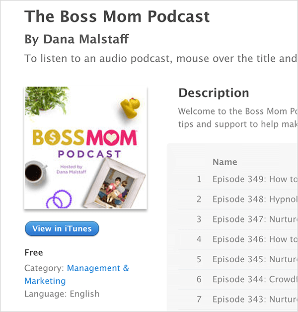 Esta es una captura de pantalla de la pantalla de iTunes para The Boss Mom Podcast de Dana Malstaff. Debajo del título se encuentra la imagen de portada del podcast, en la que una planta, un patito de goma, una taza de café, anillos morados y una foto familiar enmarcada se organizan alrededor del título. El podcast es gratuito y se clasifica en Gestión y marketing. La descripción y una lista de episodios aparecen a la derecha pero están cortadas en la captura de pantalla.