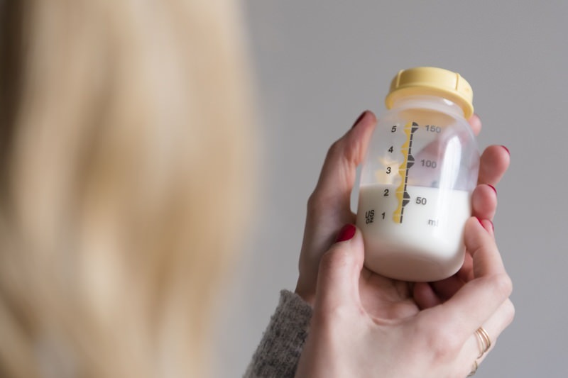 ¿Cómo extraer y almacenar la leche materna indolora? Método de ordeño con bomba manual y eléctrica