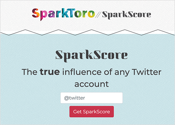 Esta es una captura de pantalla de la página web SparkScore. En la parte superior está el logotipo de SparkToro, que es el nombre en una fuente extra negrita con áreas geométricas de colores del arco iris. Después de dos barras diagonales, aparece el nombre de la herramienta, SparkScore. El lema es "La verdadera influencia de cualquier cuenta de Twitter". Debajo del lema hay un cuadro de texto blanco que solicita al usuario que ingrese su identificador de Twitter y un botón rojo etiquetado como Obtener SparkScore.