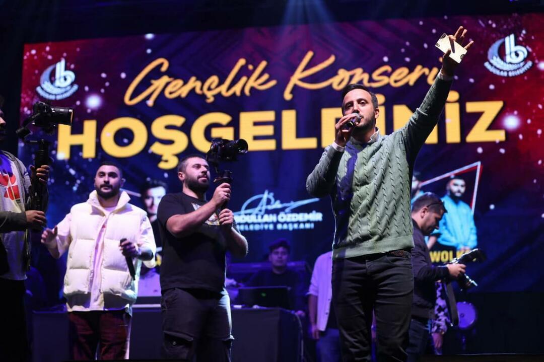 ¡Mustafa Ceceli sopló como el viento en el Concierto Juvenil en Bağcılar!