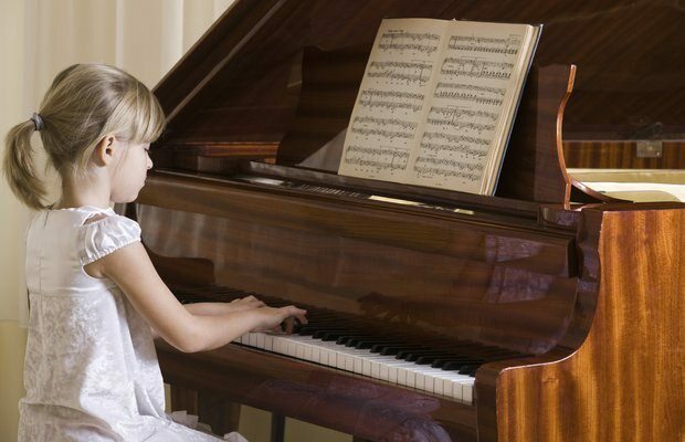 ¿A qué edad pueden los niños tocar instrumentos musicales?