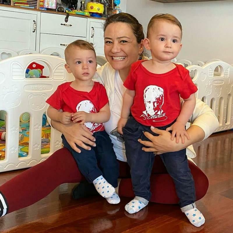 ¡La nueva pose de la presentadora Ezgi Sertel con sus hijos gemelos!