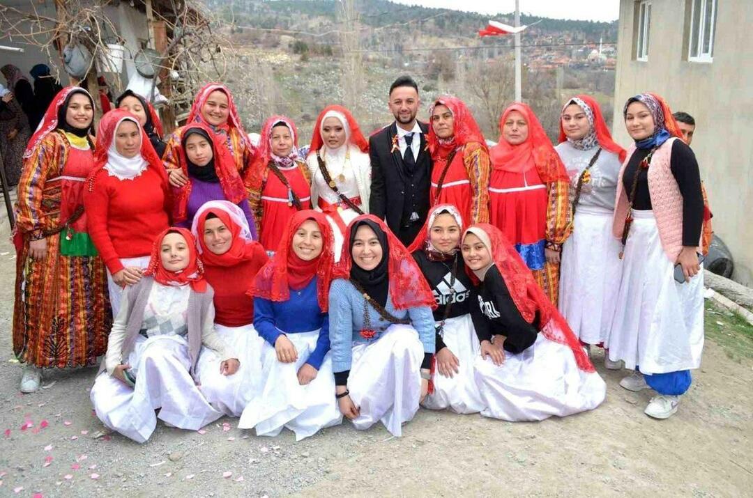 Una novia llegó a Denizli desde Indonesia para el joven turco que conoció en las redes sociales