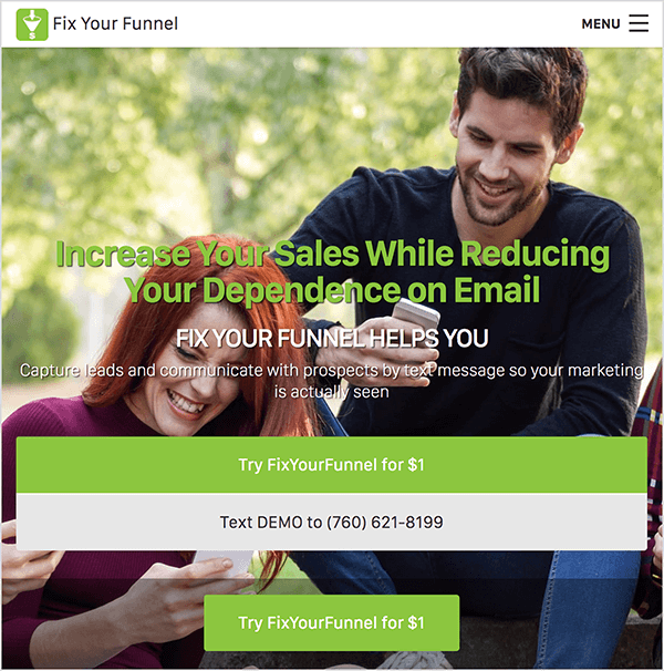 Esta es una captura de pantalla del sitio web Fix Your Funnel. Una barra de navegación con un fondo blanco se encuentra en la parte superior. En la parte superior izquierda, aparece el logotipo de Fix Your Funnel junto al nombre de la empresa en texto negro. El logotipo es un cuadrado verde con una ilustración blanca de un embudo. A la derecha hay un menú de hamburguesas. El fondo del sitio web es una foto de una mujer blanca y un hombre blanco sentados al aire libre entre algunos árboles en un día soleado, mirando sus teléfonos inteligentes. La mujer sonríe. Tiene el pelo largo y pelirrojo y lleva una camiseta de cuello alto de color púrpura. El hombre también sonríe. Tiene cabello corto, castaño oscuro y barba corta, castaño oscuro. Lleva una camiseta negra de manga larga y jeans. Sobre la foto hay un titular en texto verde que dice: "Aumente sus ventas mientras reduce su dependencia del correo electrónico". Debajo del encabezado hay un subtítulo en texto blanco, "Fix Your Funnel te ayuda". Luego, el texto en blanco más pequeño dice "Capture clientes potenciales y comuníquese con los sectores de la propiedad mediante mensajes de texto para que su marketing se vea realmente". Debajo de este texto hay dos botones anchos. Un botón verde con texto blanco dice "Prueba FixYourFunnel por $ 1". Un botón gris claro con texto negro dice, "Envía DEMO al (760) 621-8199". Debajo de estos botones anchos hay un botón verde más estrecho con texto blanco que también dice "Prueba FixYourFunnel por $ 1". Oli Billson dice que puede usar Fix Your Funnel con Infusionsoft para automatizar los mensajes de texto en el marco de su embudo telefónico.