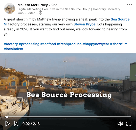 ejemplo de un video de linkedin de melissa mcburney del grupo sea source que muestra algunas imágenes detrás de escena de sus procesos de fábrica
