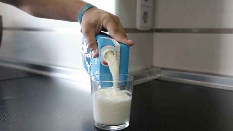 Cómo evitar salpicaduras al verter leche