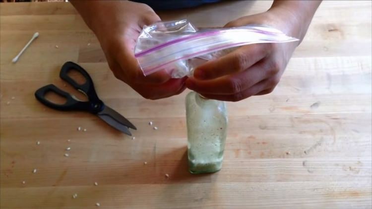 ¿Cómo limpiar la botella de vidrio de boca estrecha más fácilmente? ¡El método más fácil para limpiar botellas estrechas!