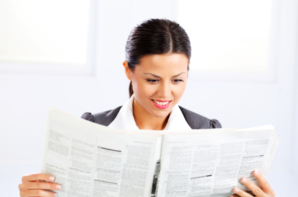 mujer de negocios lee un periódico
