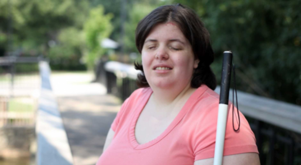 Mujer con discapacidad visual