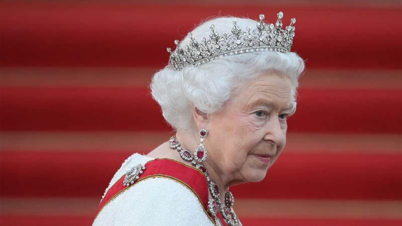 la reina Isabel salió del palacio