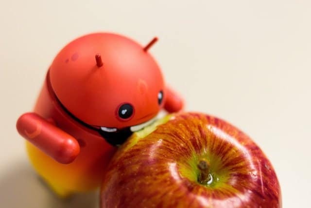 Android comiendo manzana