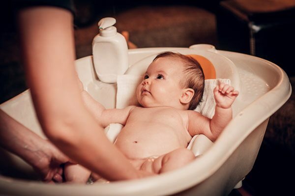 ¿Cómo lavar a un bebé solo?