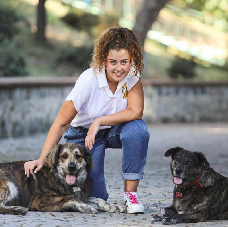 Aslı samat tiene dos perros 