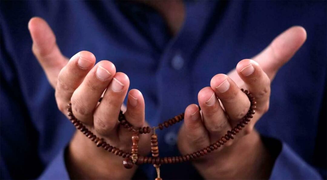 rosario y rezando