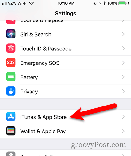 Toque iTunes y App Store en la pantalla de Configuración