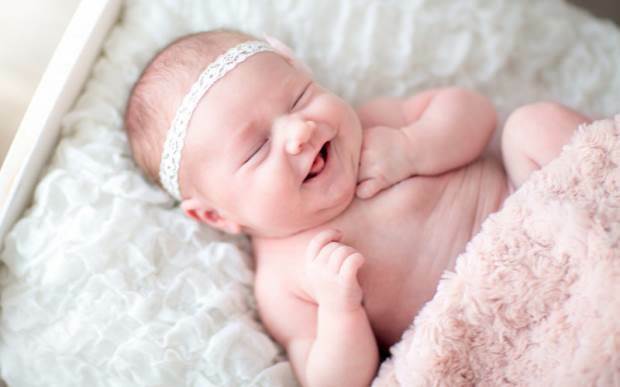 cómo pasan el hipo y los estornudos en los bebés