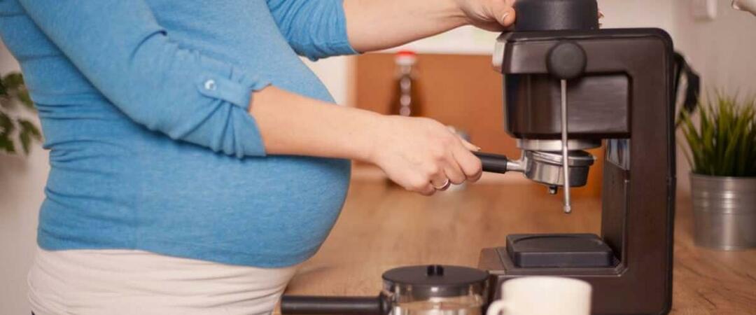 Media taza de café al día durante el embarazo acorta 2 cm la altura del niño