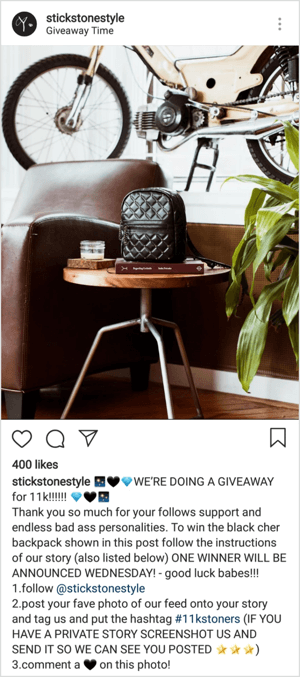 En este ejemplo de concurso de Instagram, el premio es una mochila de cuero, que es un premio relativamente caro y vale la pena el esfuerzo de crear una publicación para ganar.