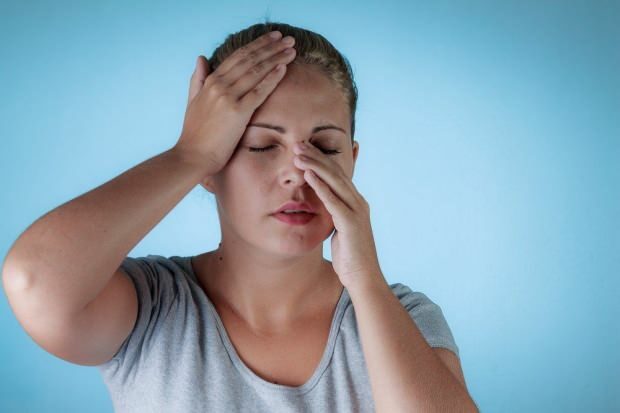 el dolor de hueso nasal puede causar dolores de cabeza, y el dolor de cabeza puede causar dolor de hueso nasal