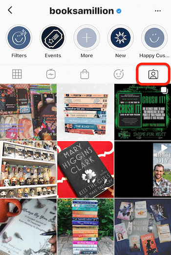 Instagram feed de @booksamillion destacando la pestaña de contenido etiquetado