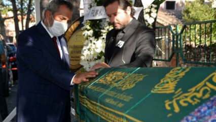 Yavuz Bingöl tuvo dificultades para estar de pie en el funeral de su hermano