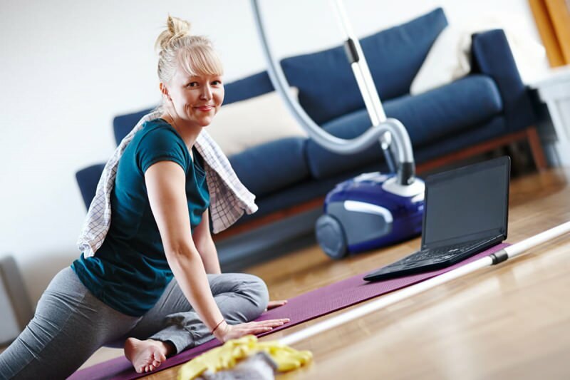 Mientras trabaja en casa, también puede mantenerse en forma haciendo ejercicio.