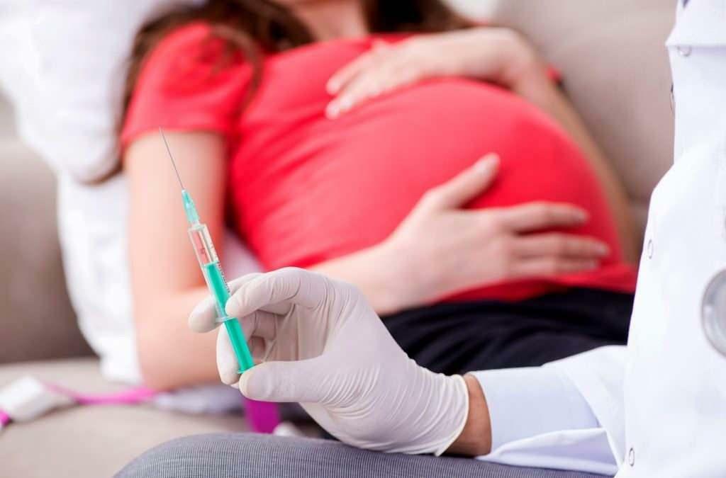 ¿En qué meses de embarazo se debe administrar la vacuna contra la gripe?