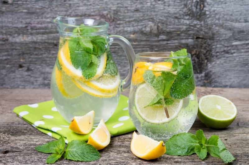 El agua mineral con limón relaja el estómago.