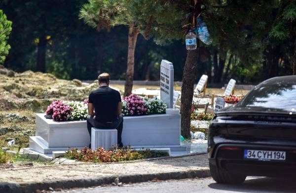 Harun Tan visitó la tumba de su hijo Pars en su cumpleaños