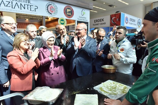La primera dama Erdogan visitó el stand de Gaziantep