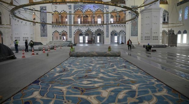 Se pusieron alfombras de la mezquita Çamlıca