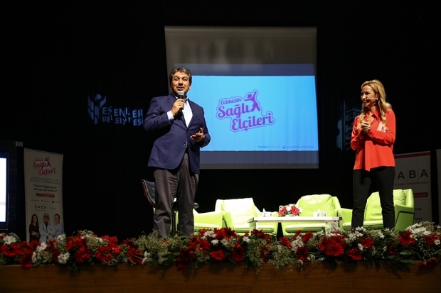 'Mustafa Sandal' participó en el evento de mujeres de Esenler