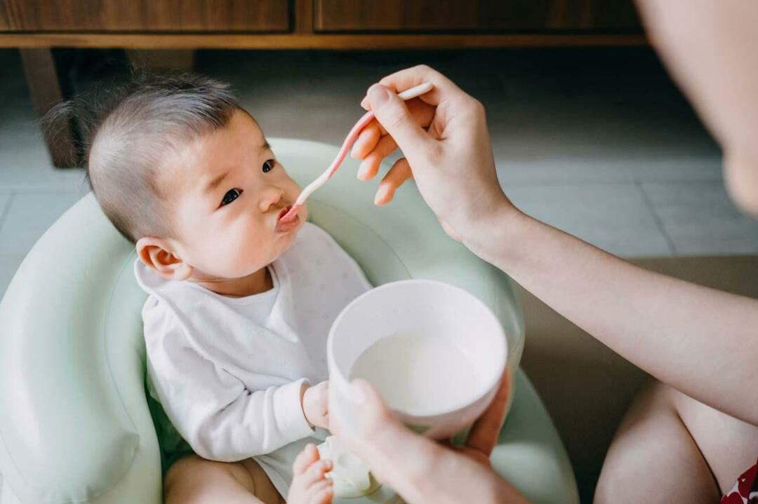 alimentación de yogur de bebé