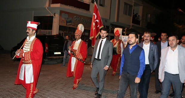 El alcalde de Nevşehir levantó a las personas con el equipo de mehter