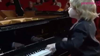¡En el momento en que el pequeño pianista se desmaya mientras toca!