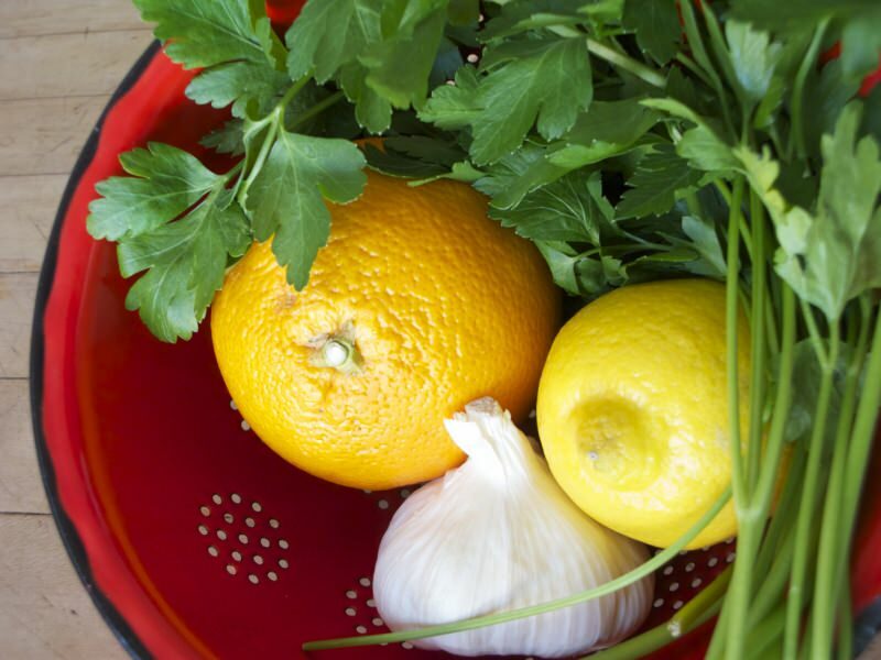 ¿Cómo curar el perejil, limón y ajo?