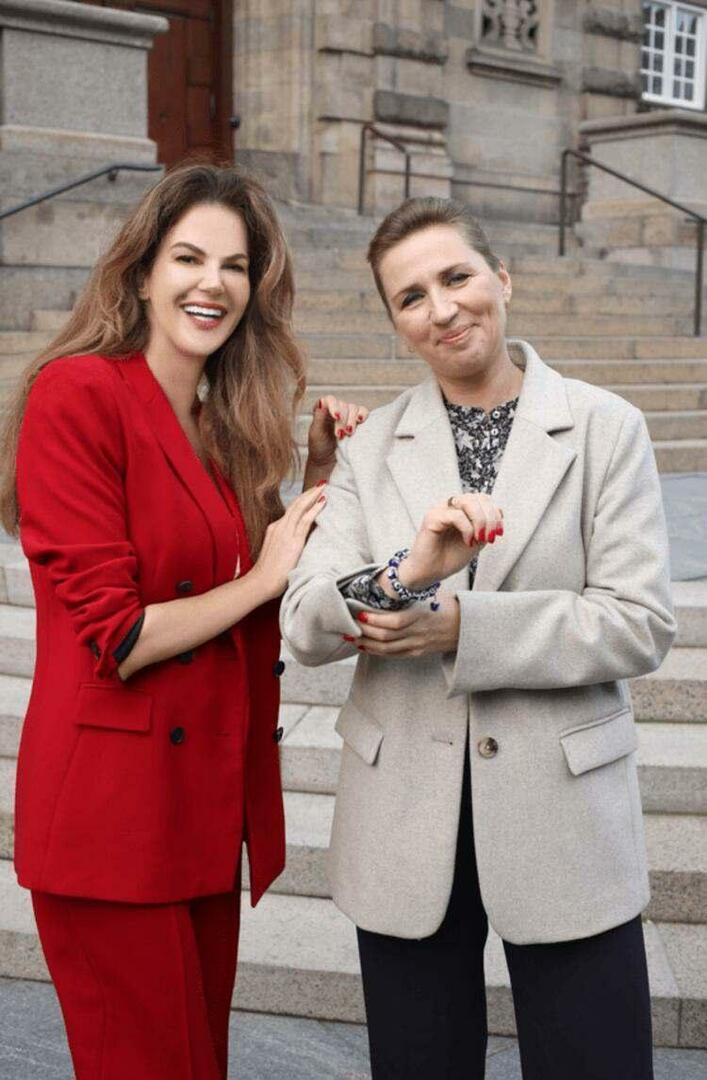 Tülin Şahinden La primera ministra danesa, Mette Frederiksene, cuenta para el mal de ojo