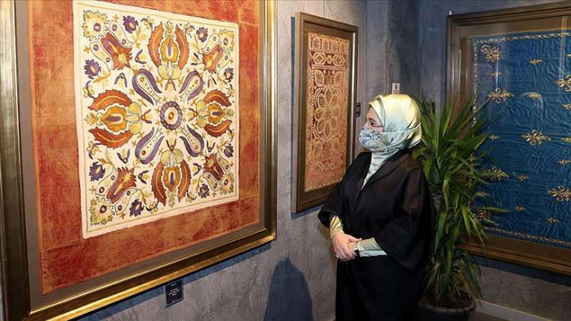 ¡La Primera Dama Erdoğan visitó la exposición "La puntada que toca el corazón"!