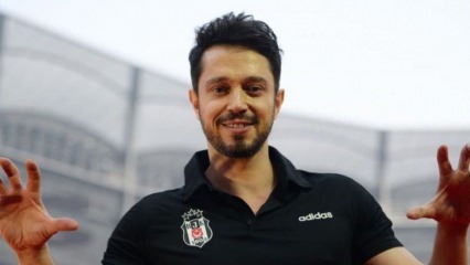 ¡Momentos duros de Murat Boz, que subió al escenario en las celebraciones del campeonato de Beşiktaş!