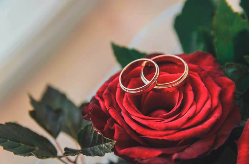 ¿Por qué se usa el anillo de bodas en el dedo izquierdo?