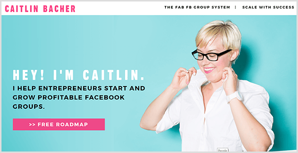 El sitio web de Caitlin Bacher tiene un fondo verde azulado con una foto de Caitlin levantándose el cuello de la camisa. El texto negro dice Hola, soy Caitlin y ayudo a los emprendedores a iniciar y desarrollar grupos de Facebook rentables.