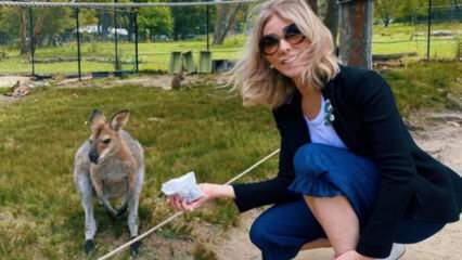 ¡La actriz Zerrin Tekindor alimentó a un canguro con sus propias manos!