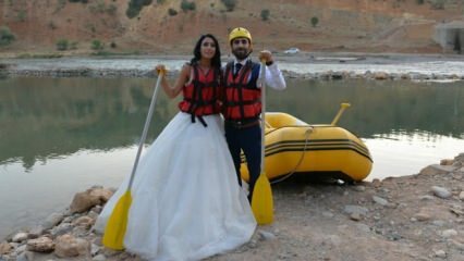 Pareja loca hizo rafting con vestido de novia y novio