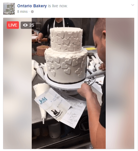 Esta transmisión en vivo permite a los espectadores ver cómo la panadería decora los pasteles de boda.